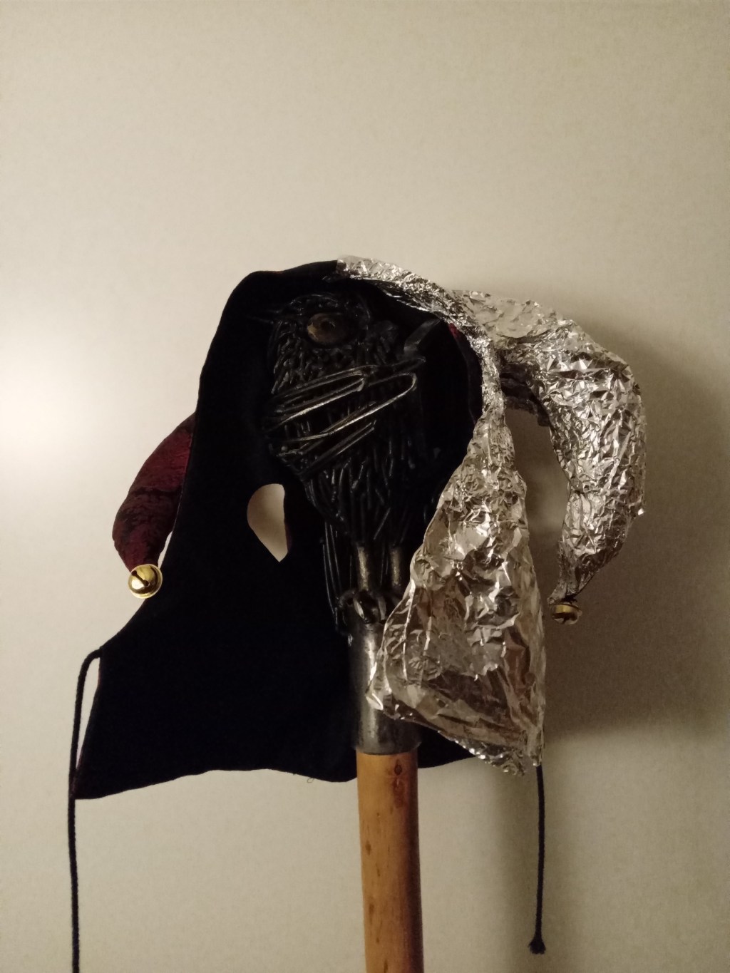 Aluhut und Narrenkappe.